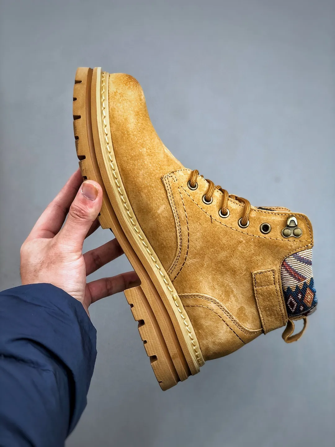 Local pickup 💰 520 supports store Timberland/Timberland classic 25ss new low-top (plus velvet) classic re-creation, brand new upgrade, Guangdong factory quality, original box and original packaging. The fabric is made of Italian 🇮🇹 top frosted mesh. It is paired with anti-odor and anti-corrosion genuine leather latex insoles to give you a perfect wearing experience. High-quality and durable, a must-have for sportsmen. Specially designed to handle handsomeness. High-quality and first-class foot feel. Exclusive supply Official item number: TB23066 Size: 39 40 41 42 43 44